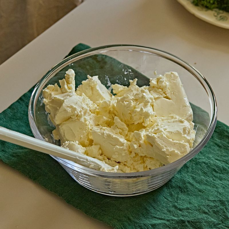 크림치즈에 건바질과 다진견과류, 꿀을 넣고 섞어주세요.