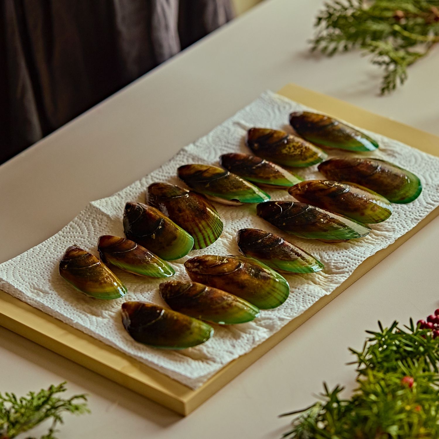 그린 홍합은 해동 후 찬물에 가볍게 헹궈내고 키친타월로 물기를 제거해주세요. (tip. 홍합을 껍질과 분리해두면 먹기 편해요)