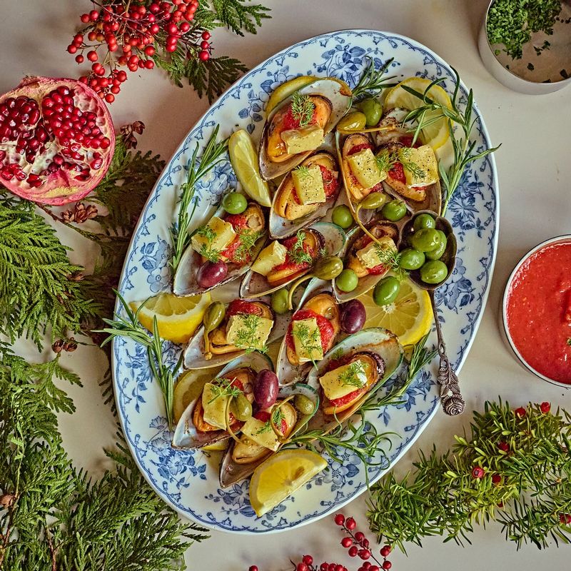 크리스마스요리, 홍합, 오븐요리, 치즈요리, 토마토소스, 해산물, 파티요리, 풍미, 고소함, 감칠맛, 홈파티, 연말요리