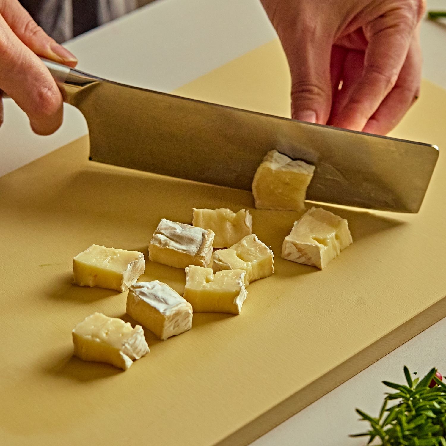  치즈는 작은 큐브모양으로 썰어주세요. (tip. 치즈는 브리, 까망베르, 체다, 모짜렐라, 블루치즈등 기호에 맞게 사용해도 좋아요) 