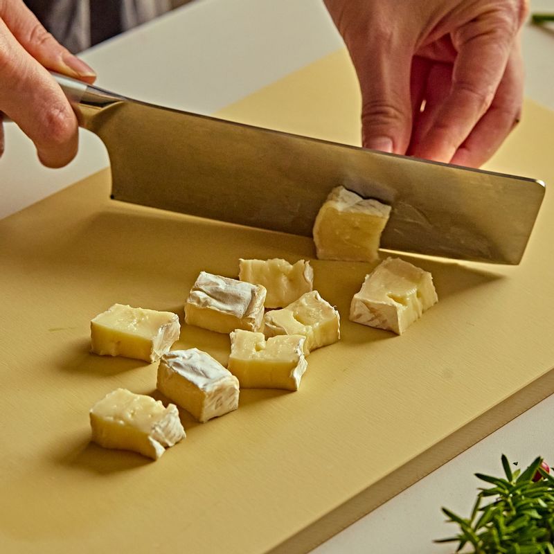 치즈는 작은 큐브모양으로 썰어주세요. (tip. 치즈는 브리, 까망베르, 체다, 모짜렐라, 블루치즈등 기호에 맞게 사용해도 좋아요)