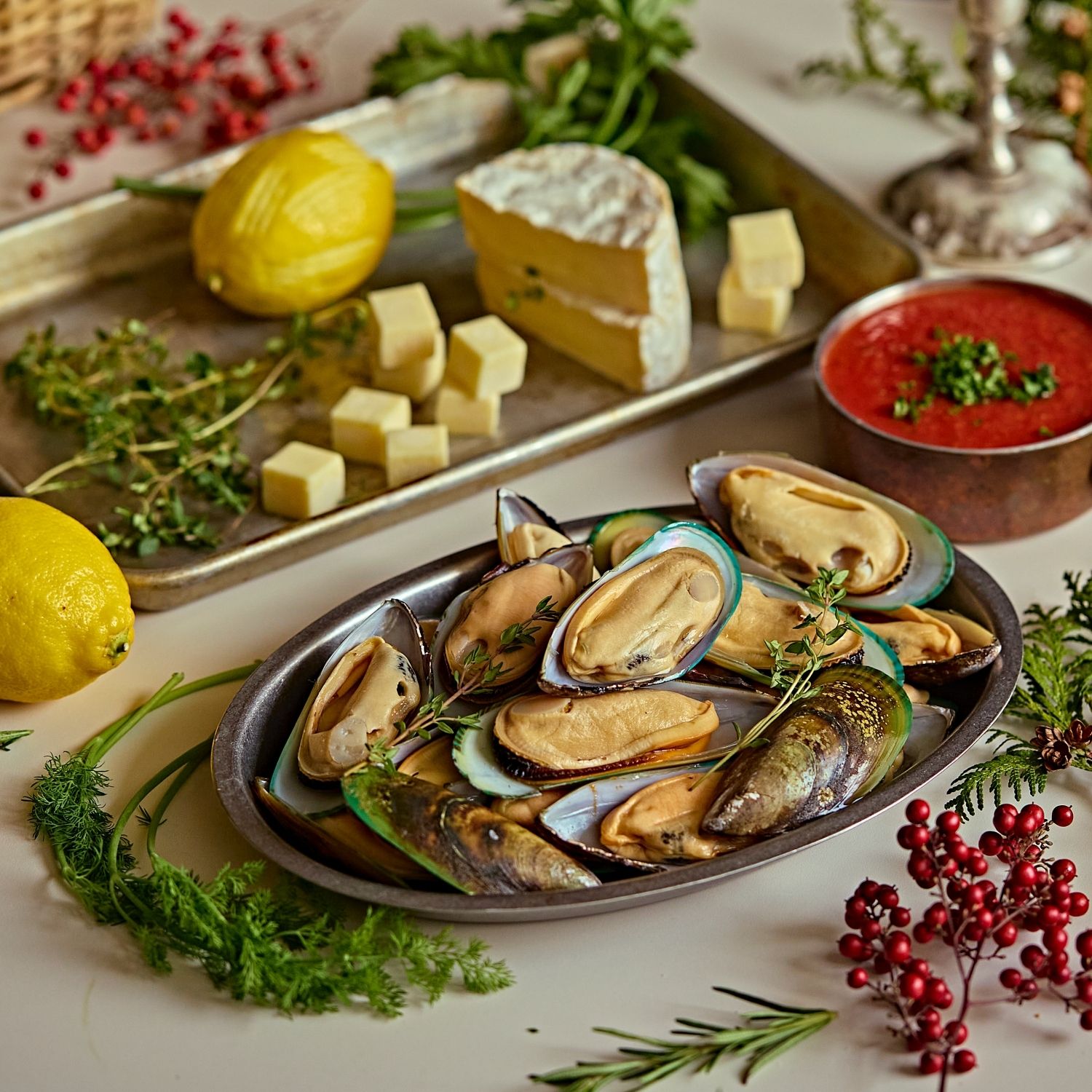 그린홍합 플레터 을 위한 재료 이미지로 그린홍합,파슬리,레몬,올리브오일,후추 등으로 구성 되어있습니다.