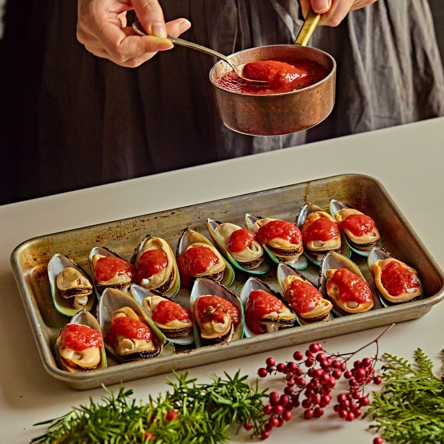 홍합을 오븐용 트레이에 올린 후 토마토소스, 치즈를 올리고 소금 후추를 뿌려주세요