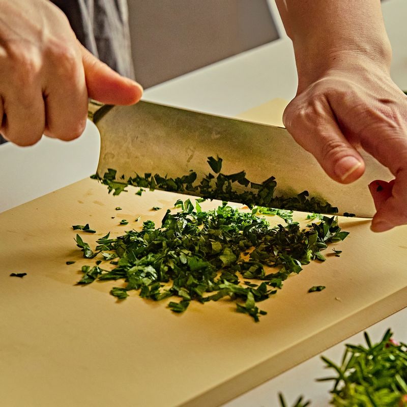 파슬리는 다지고 레몬은 슬라이스 또는 웨지로 잘라주세요.