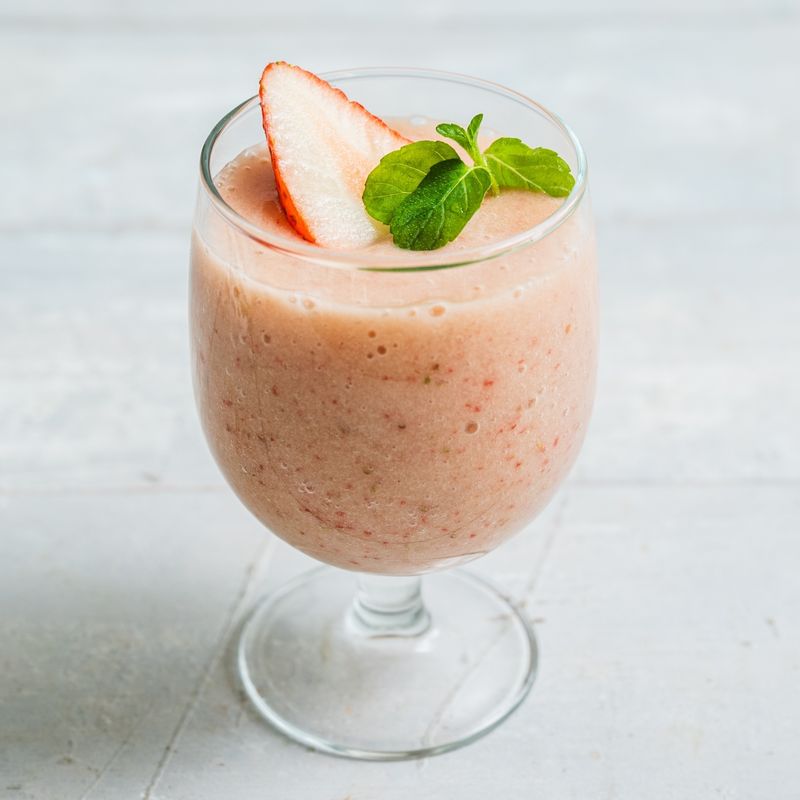 컵에 담고 기호에 따라 민트와 딸기로 장식한 후 맛있게 즐겨주세요.