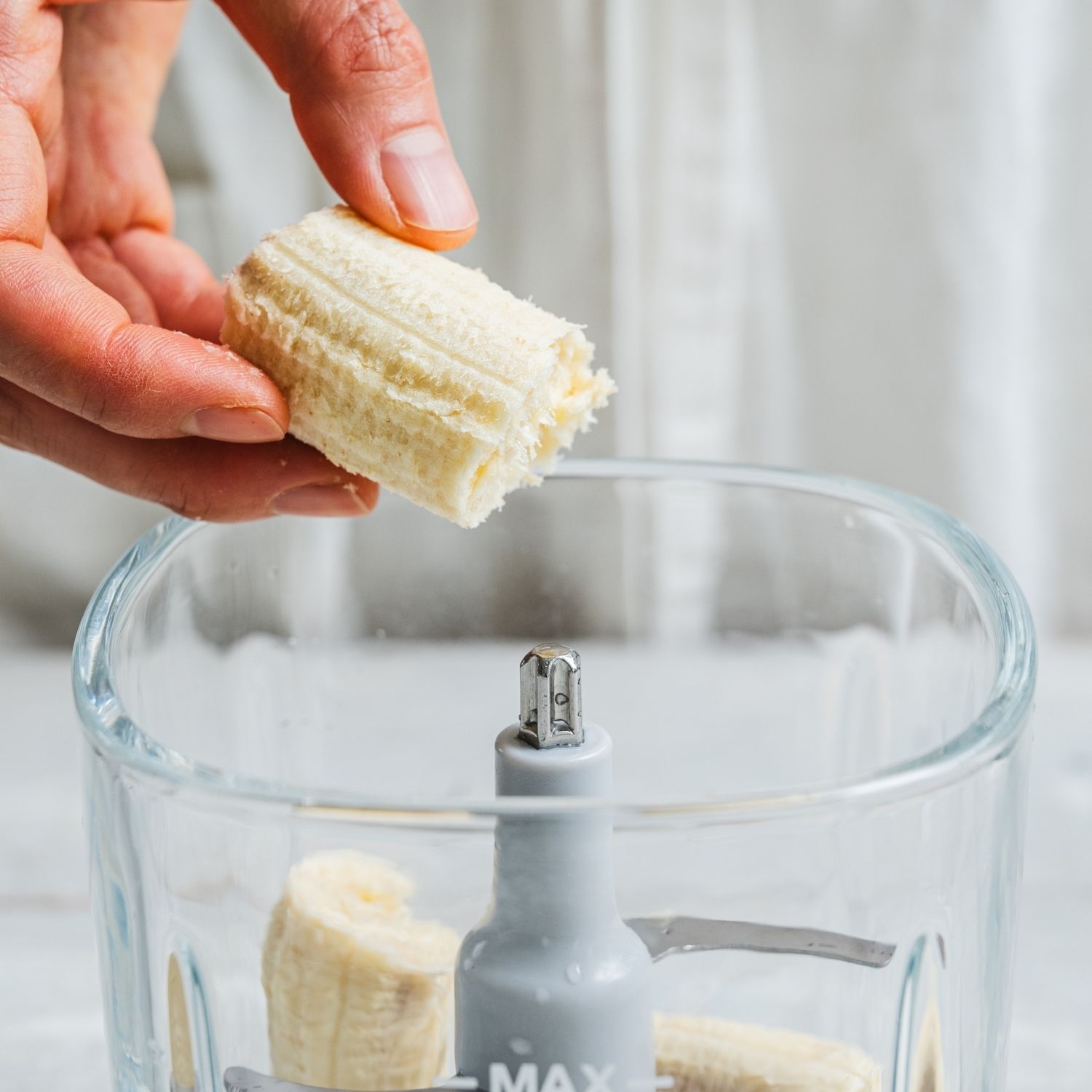 믹서기에 바나나를 적당량으로 잘라 넣고 딸기를 넣어 곱게 갈아주세요.