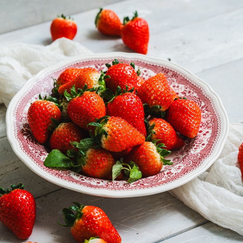 딸기바나나주스을 위한 재료 이미지로 딸기,바나나,민트 (생략 가능) 등으로 구성 되어있습니다.