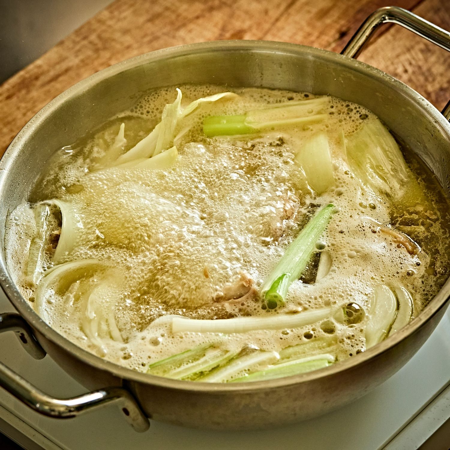 불순물을 걷어내주세요. 
(tip. 국물을 더욱 깔끔하게 드시고 싶으신 분은 대파와 양파 등 국물 재료를 건져내주세요)