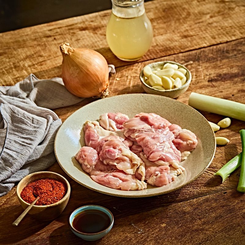 닭다리살 닭곰탕 을 위한 재료 이미지로 닭다리살,대파,양파,깐마늘,멸치육수 등으로 구성 되어있습니다.