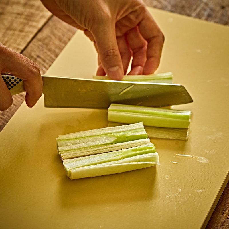 대파의 1대는 6cm 길이로 자르고, 나머지는 송송 썰어주세요. 마늘은 꼭지를 제거해주세요. 양파는 4~6등분 으로 잘라주세요.