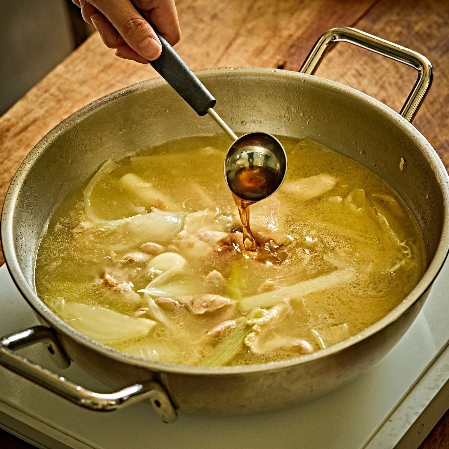 양념 재료를 넣어 끓여주세요. 부족한 간은 소금, 후춧가루로 맞춰주세요. (tip. 거품은 자주 걷고, 중불로 유지해야 국물이 맑고 깔끔하게 완성돼요)
