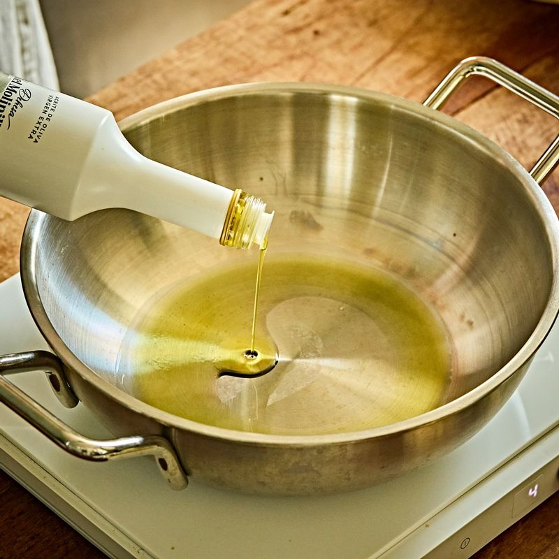 냄비에 올리브 오일을 붓고 닭다리살의 껍질이 바닥에 닿게 구워주세요. 뒤집어 양쪽 면을 익힌 후 먹기 좋은 크기로 잘라주세요. (tip. 닭 껍질이 충분히 노릇하게 익은 뒤, 팬에 남은 닭기름으로 육수를 끓이면 고소한 풍미가 배가돼요)