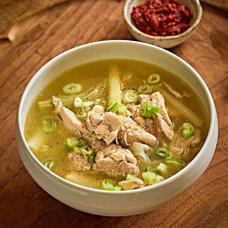 그릇에 국물과 닭다리살을 담아주세요. 송송 썬 대파와 후춧가루를 뿌려주세요. 기호에 따라 다대기를 곁들여 밥과 함께 맛있게 즐겨주세요.
(tip.칼국수면을 넣어 ‘닭곰탕 칼국수’로 즐기면 또 다른 별미로 즐기실 수 있어요)