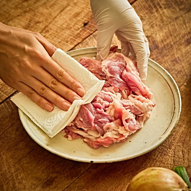 고기는 키친타올로 핏물을 제거한 뒤, 양념 재료를 넣고 잘 버무려 10분 ~15분 정도 재워주세요.
(tip. 고기를 재울 때 최소 10분 이상은 두는 것이 고기의 풍미와 식감을 살리는 핵심이랍니다)
(tip. 양념 재울 때 양파즙 1큰술을 넣으면 고기가 훨씬 부드럽고 단맛이 자연스럽게 살아나요)