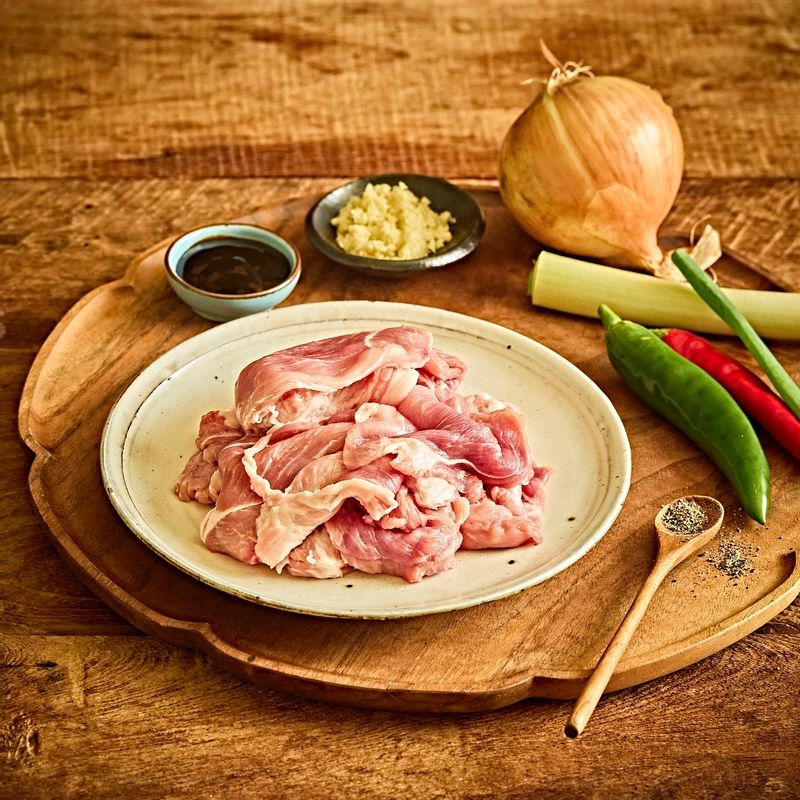 돼지불백을 위한 재료 이미지로 돼지고기 앞다리살,양파,대파,청홍고추,식용유 등으로 구성 되어있습니다.