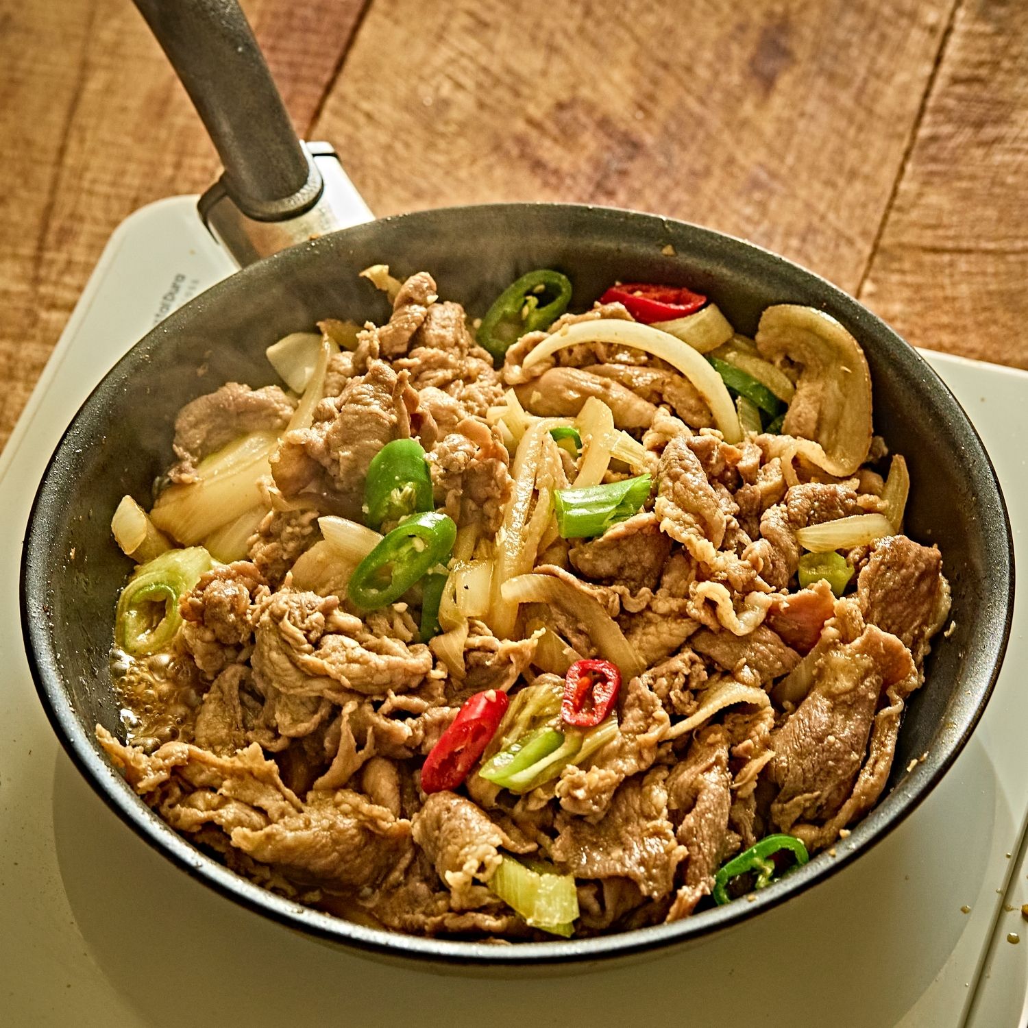 대파와 청홍고추를 넣어 함께 볶아주세요.
