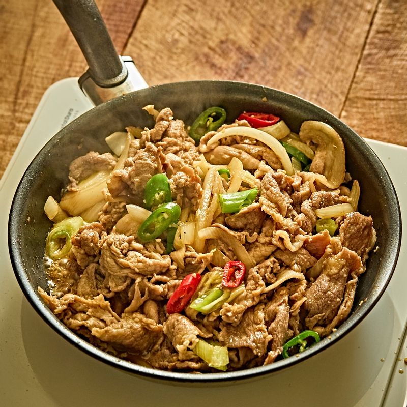 대파와 청홍고추를 넣어 함께 볶아주세요.