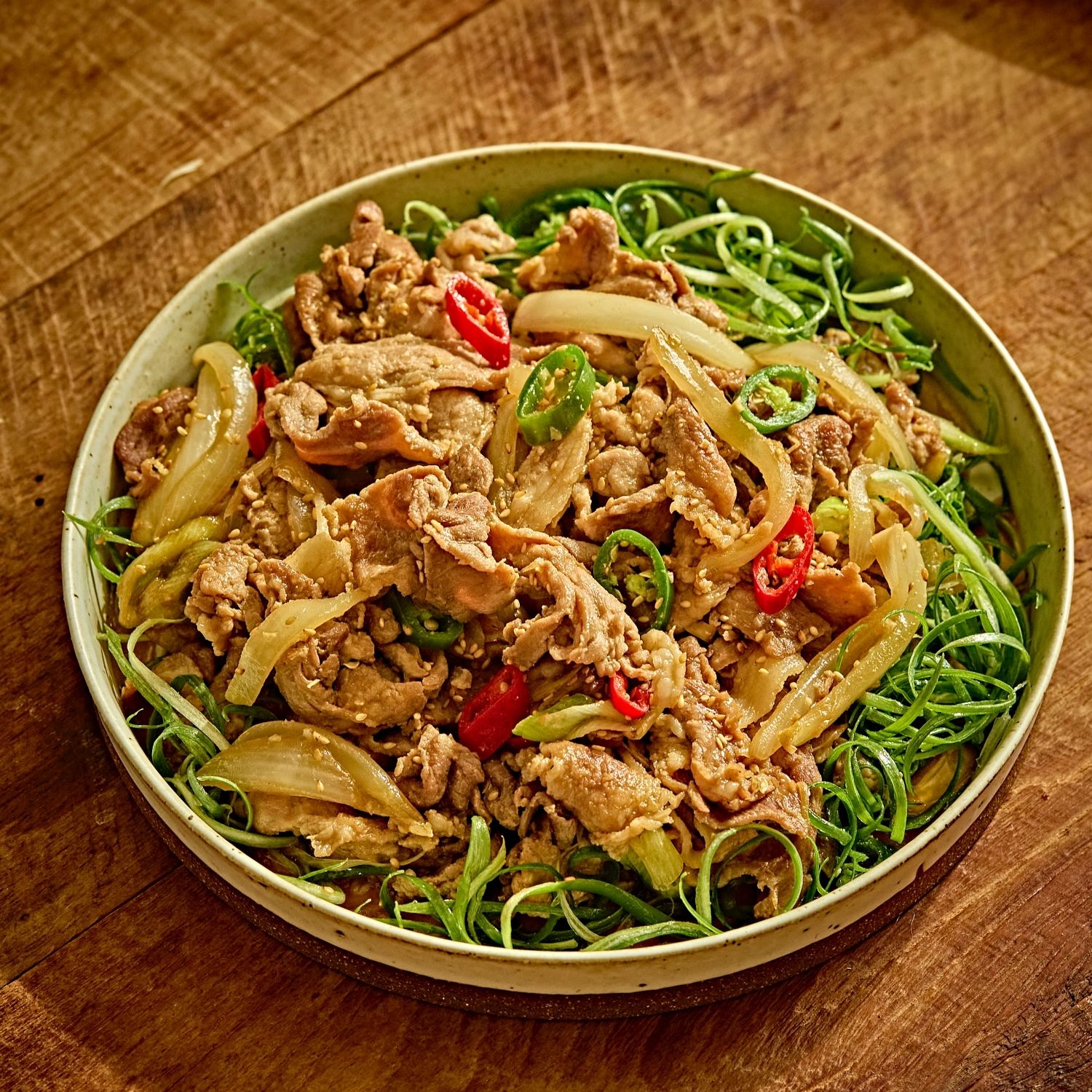 접시에 파채를 담은 후 그 위에 돼지불백을 담아주세요. 밥과 함께 맛있게 즐겨주세요.
