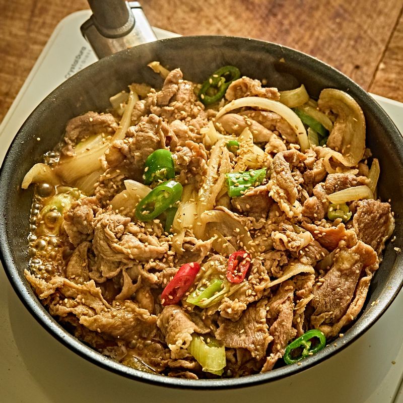 고기의 표면이 노릇해지고 양념이 자작해지면 참기름을 두르고 통깨를 뿌려 완성해주세요.
(tip. 토치로 겉을 그을려주면 불향 가득하게 드실 수 있어요)