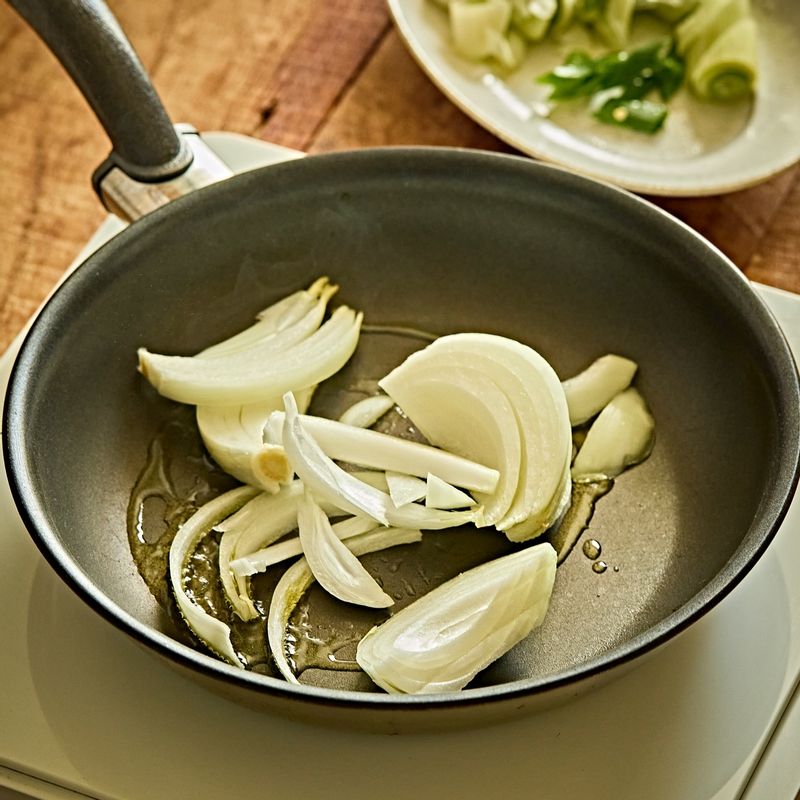 팬을 달궈 식용유를 약간 두르고 양파를 볶다가 재워둔 고기를 넣고 센 불에서 앞뒤로 빠르게 볶다가 중불로 줄여 볶아주세요.
(tip. 불 세기를 빠르게 조절해 겉은 바삭, 속은 부드럽게 완성할 수 있답니다)