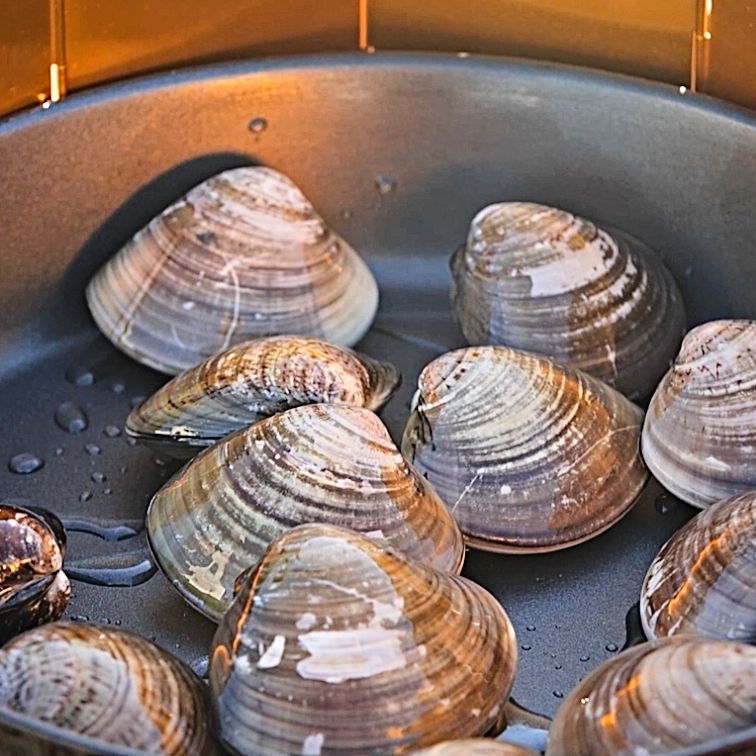 팬에 백합을 넣고 청주를 넣어주세요. 강불에 백합이 입을 벌릴 때까지 뚜껑을 닫고 끓여주세요.