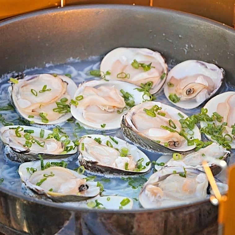 송송 썰어둔 실파를 뿌려 그릇에 담고 마무리 해주세요.
(tip. 쪽파 녹색 부분이 많이 들어가면 신선한 맛을 느낄 수 있어요)