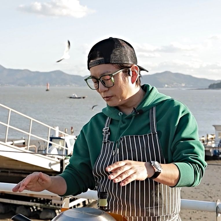 백합탕을 위한 재료 이미지로 백합 조개,강화도 생새우,청주,물 등으로 구성 되어있습니다.