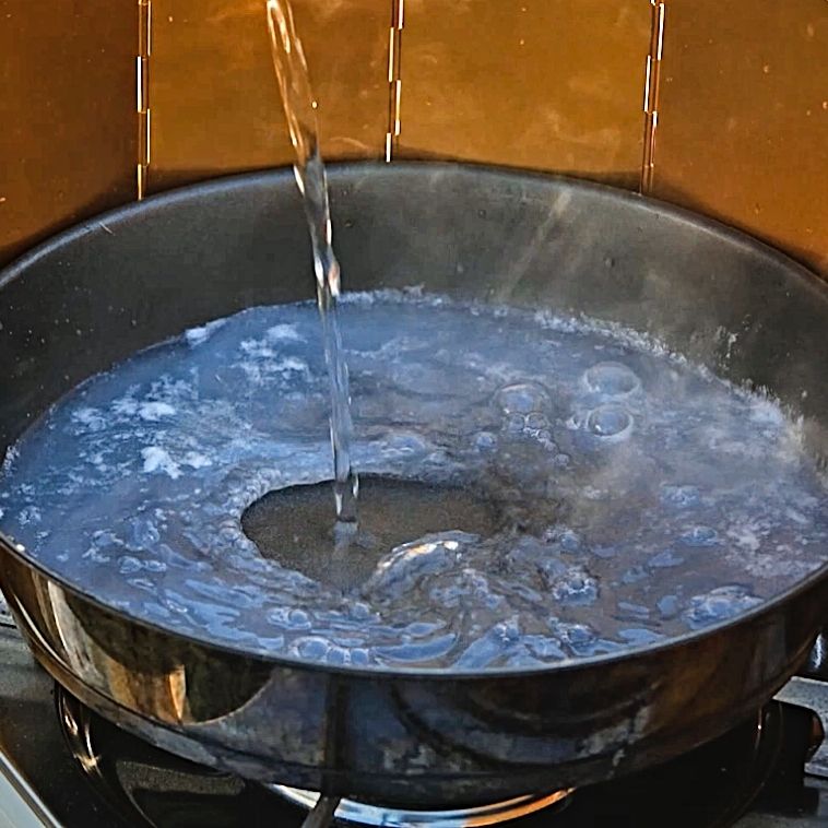 팬에 물을 넣고, 강화도 새우와 백합을 팬에 넣어주세요.