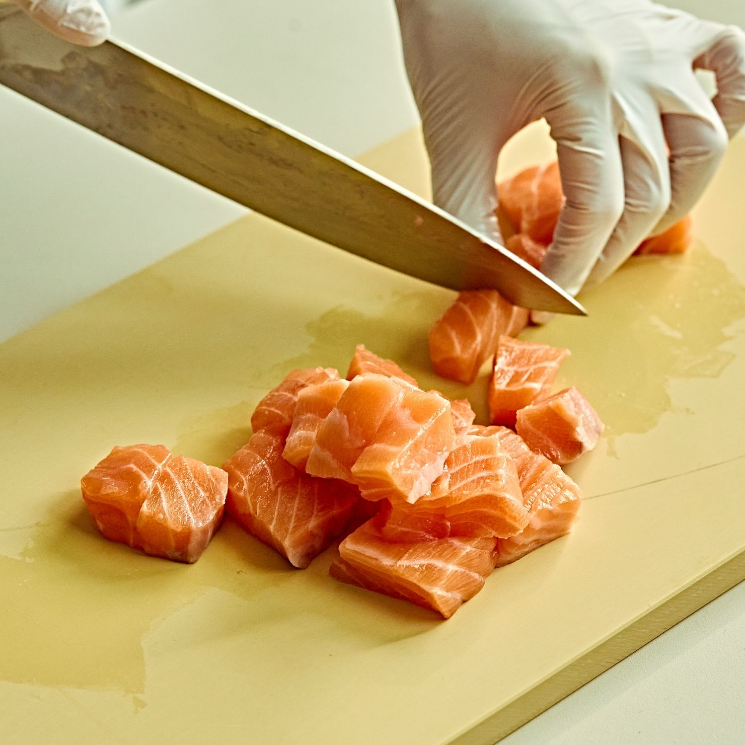 생연어는 한입 크기의 작은 큐브모양으로 썰어주세요.