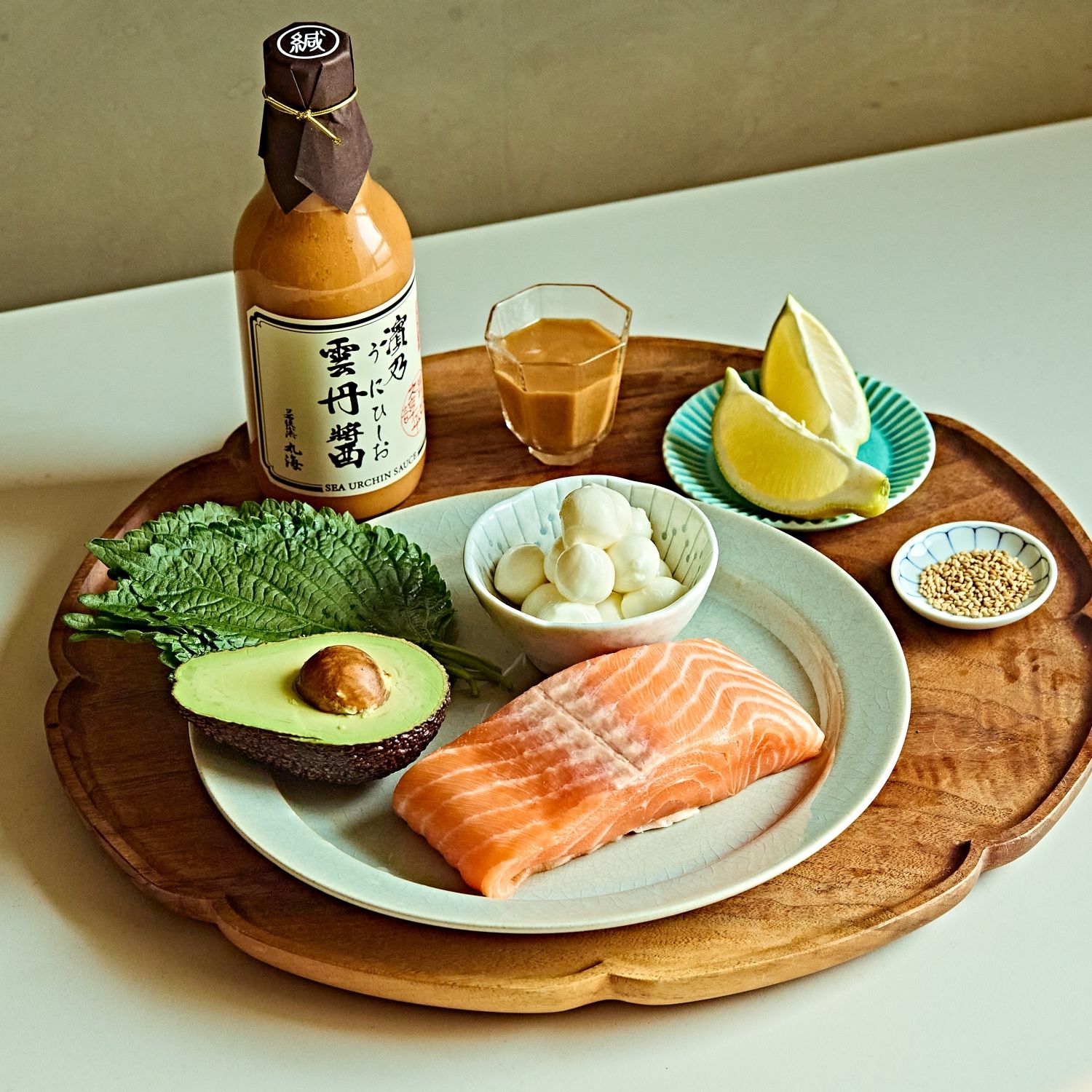 우니소스 생연어무침 을 위한 재료 이미지로 생연어,아보카도,모짜렐라 볼,우니간장,래몬즙 등으로 구성 되어있습니다.