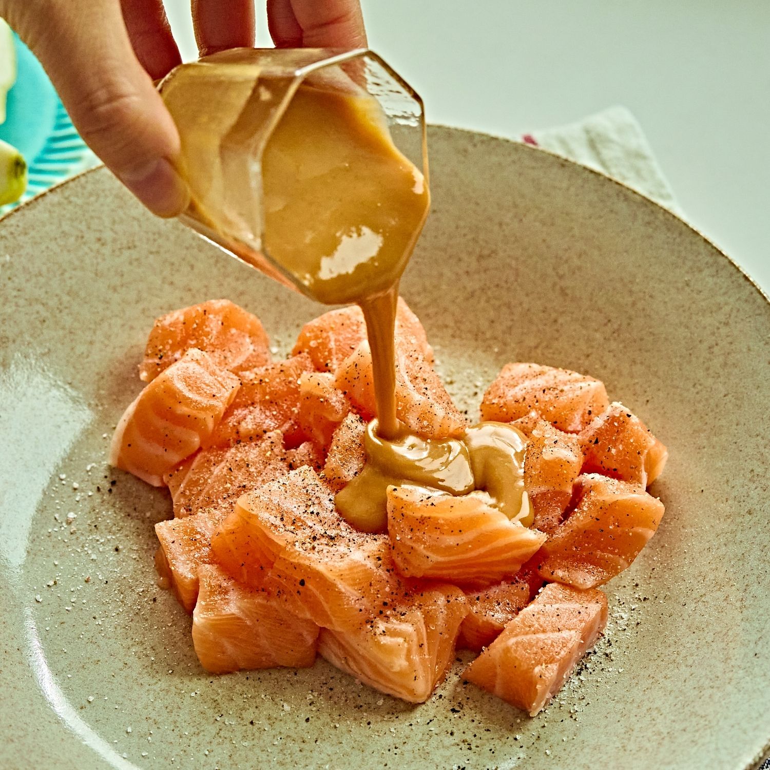 연어에 우니간장과 레몬즙, 소금, 후추를 넣고 10분 정도 마리네이드 해주세요.