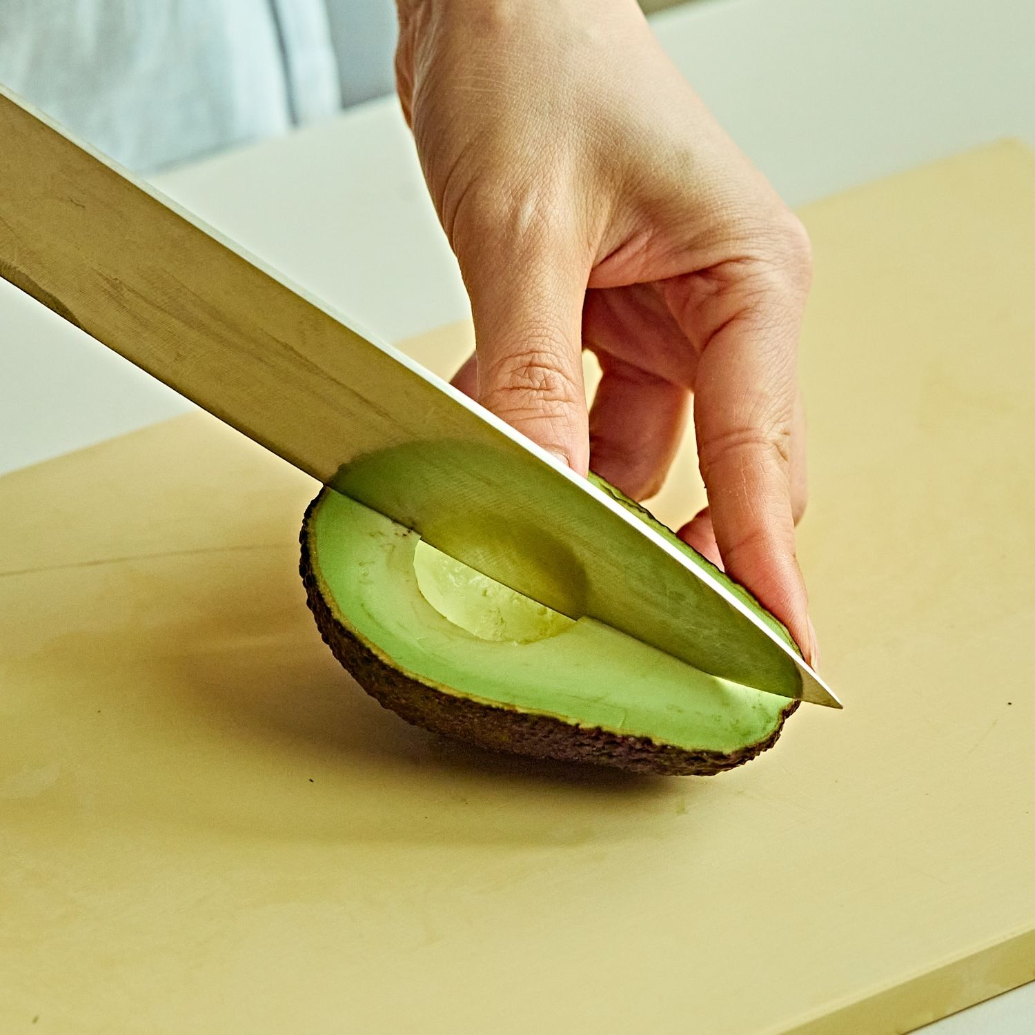 아보카도는 씨와 껍질을 제거하고 과육을 큐브모양으로 썰어주세요. 깻잎은 채를 썰어주세요.