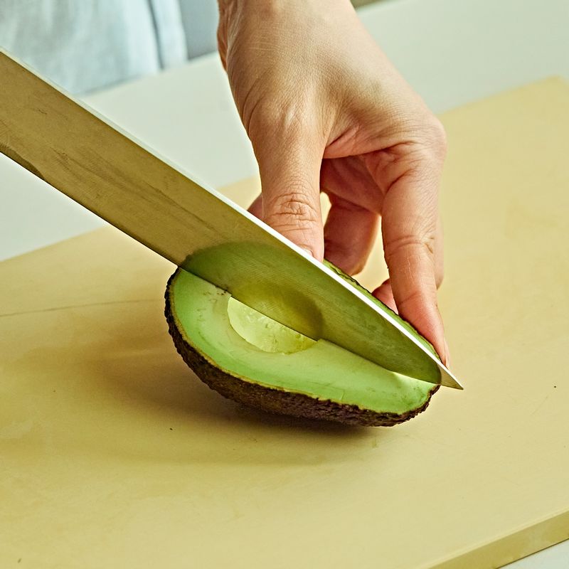 아보카도는 씨와 껍질을 제거하고 과육을 큐브모양으로 썰어주세요. 깻잎은 채를 썰어주세요.