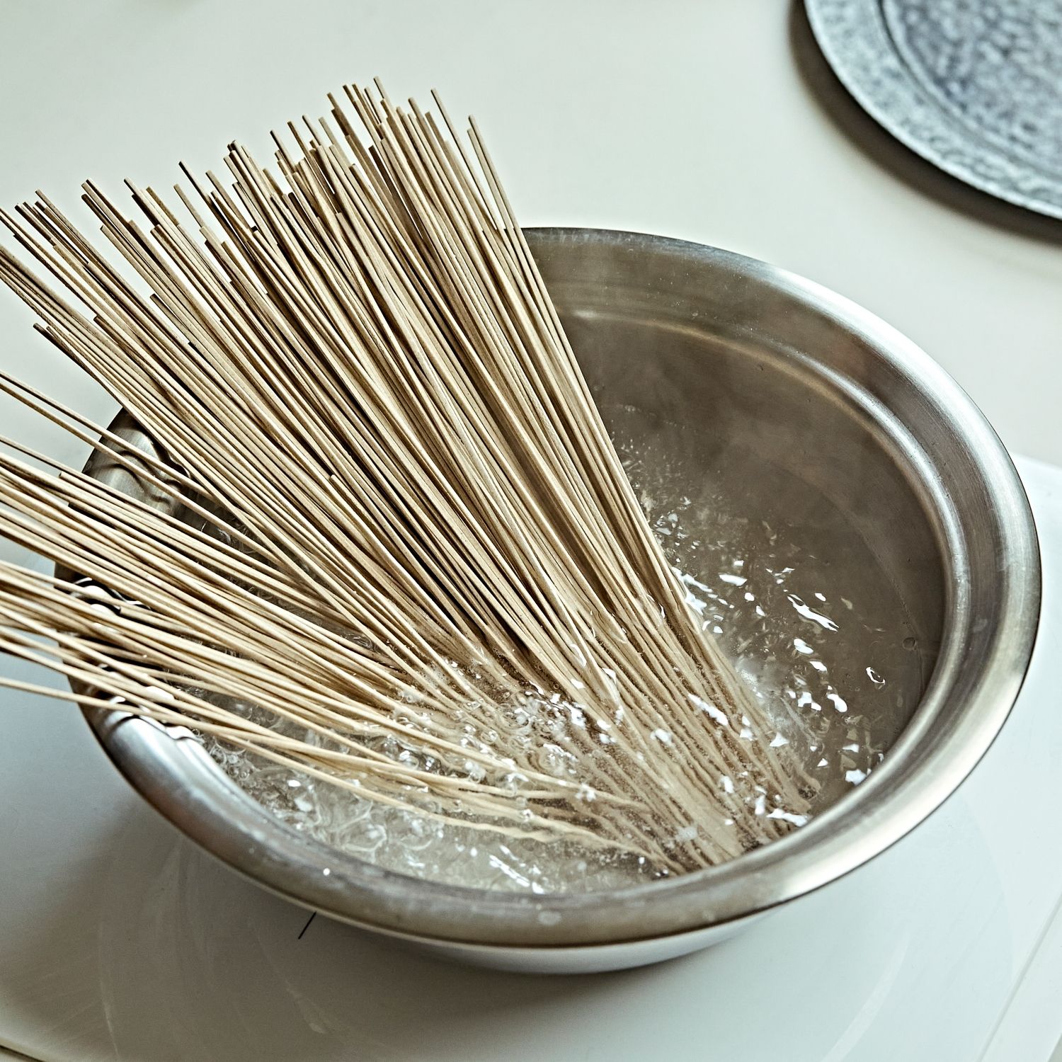 끓는 물에 메밀면은 삶아 찬물에 헹궈 채반에서 물기를 빼주세요.