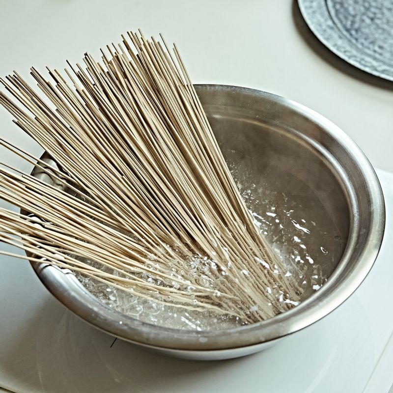 끓는 물에 메밀면은 삶아 찬물에 헹궈 채반에서 물기를 빼주세요.