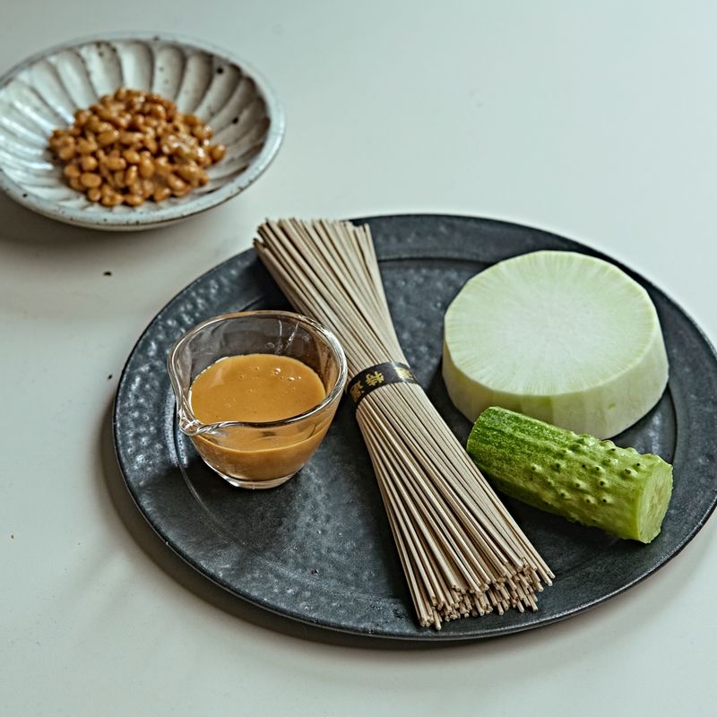 우니 낫또 메밀국수을 위한 재료 이미지로 메밀면,우니간장,낫또,오이,무 등으로 구성 되어있습니다.