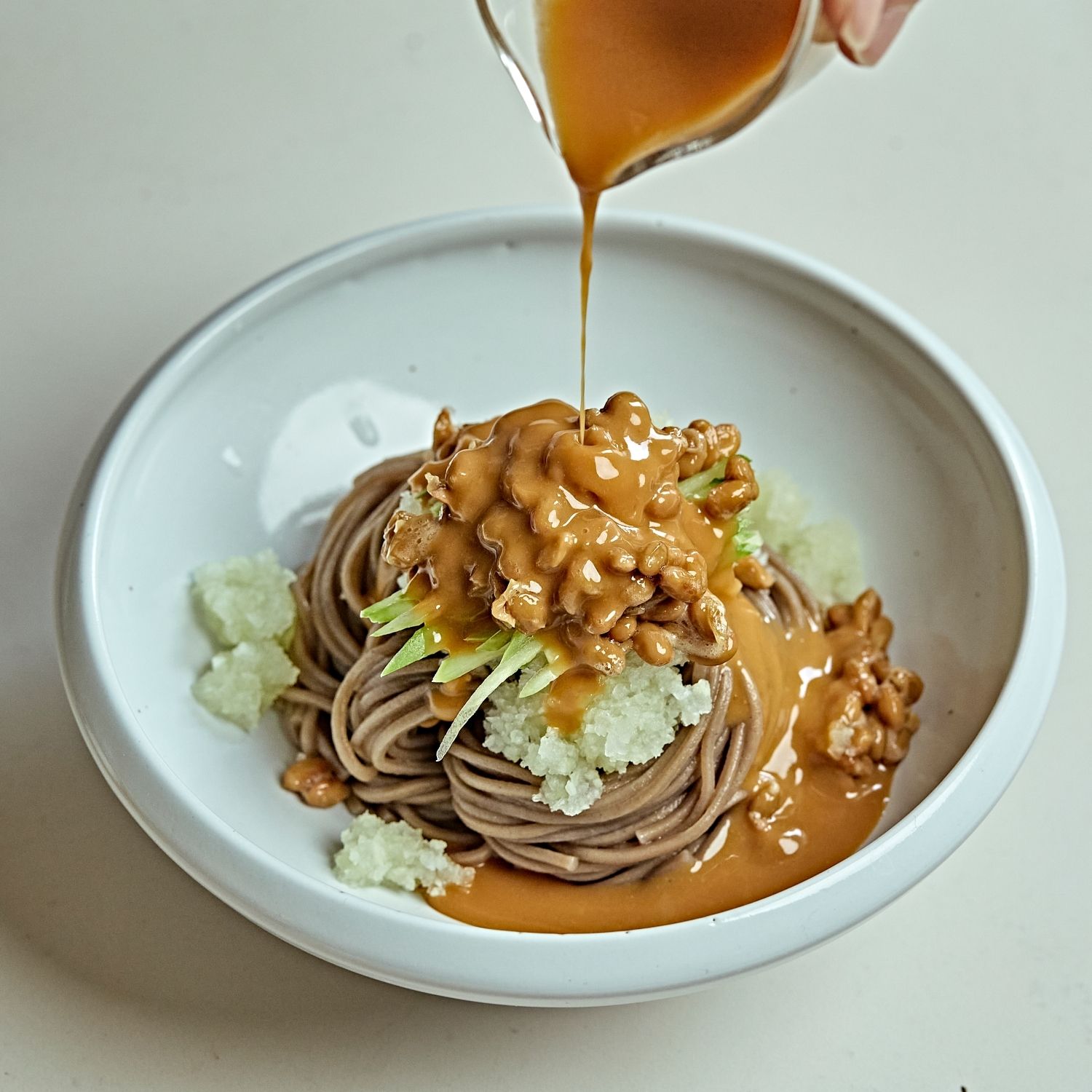 우니간장을 취향 껏 부어 맛있게 즐겨주세요.
(tip. 기호에따라 반숙란을 곁들이면 더욱 든든해요. 튀김요리와도 잘 어울리니 돈가스나 새우튀김등을 곁들여 먹어도 좋답니다)