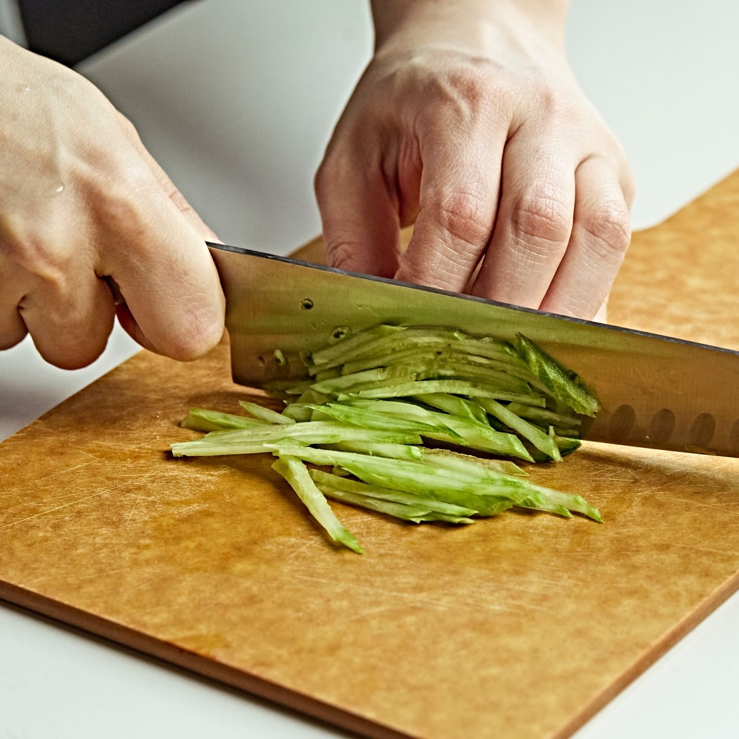 오이는 송송 썰어주세요. 낫또는 젓가락으로 빠르게 저어 끈기를 만들어주세요