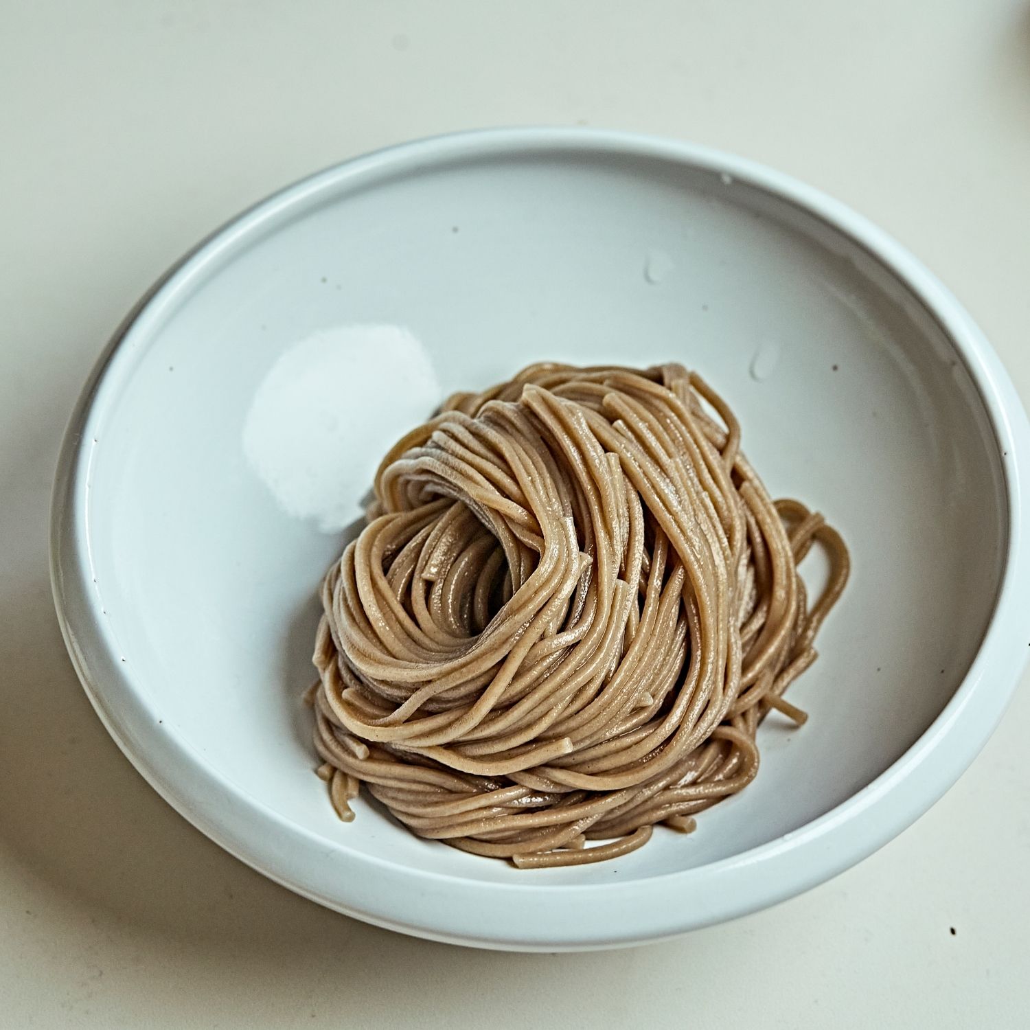 그릇에 삶은 면을 올리고 무, 오이, 낫또, 통깨를 올려주세요.