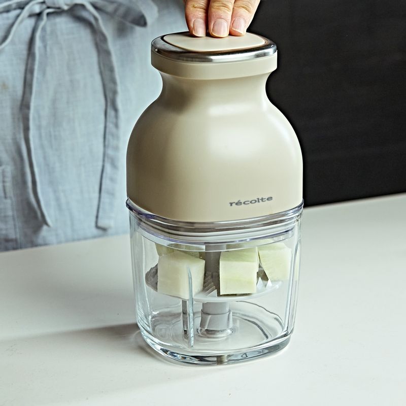 무는 강판에 갈아 손으로 물기를 가볍게 짜 주세요.