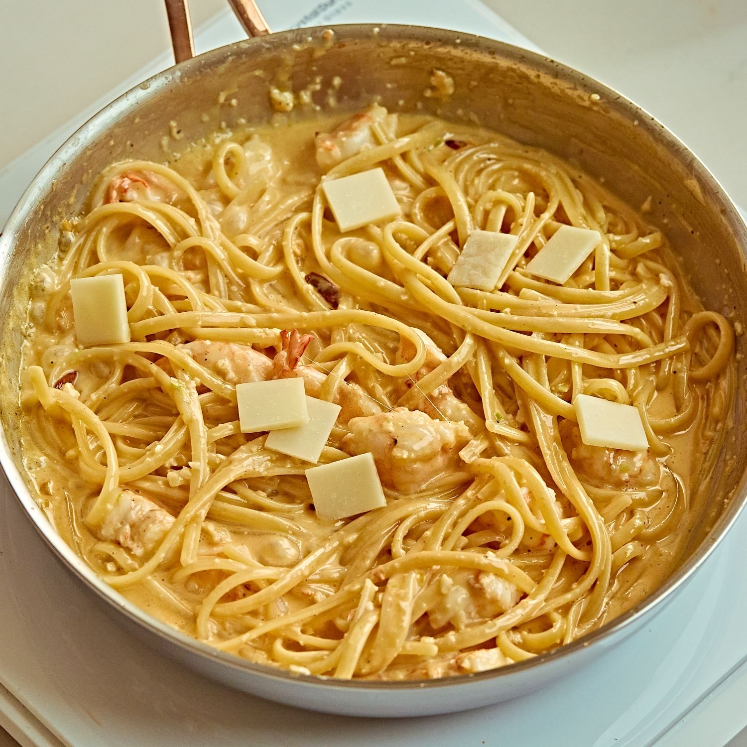 파스타를 송송썬 쪽파와 그라나파다노 치즈를 뿌리고 후추를 뿌려 마무리 해주세요. 접시에 담아 맛있게 즐겨주세요.