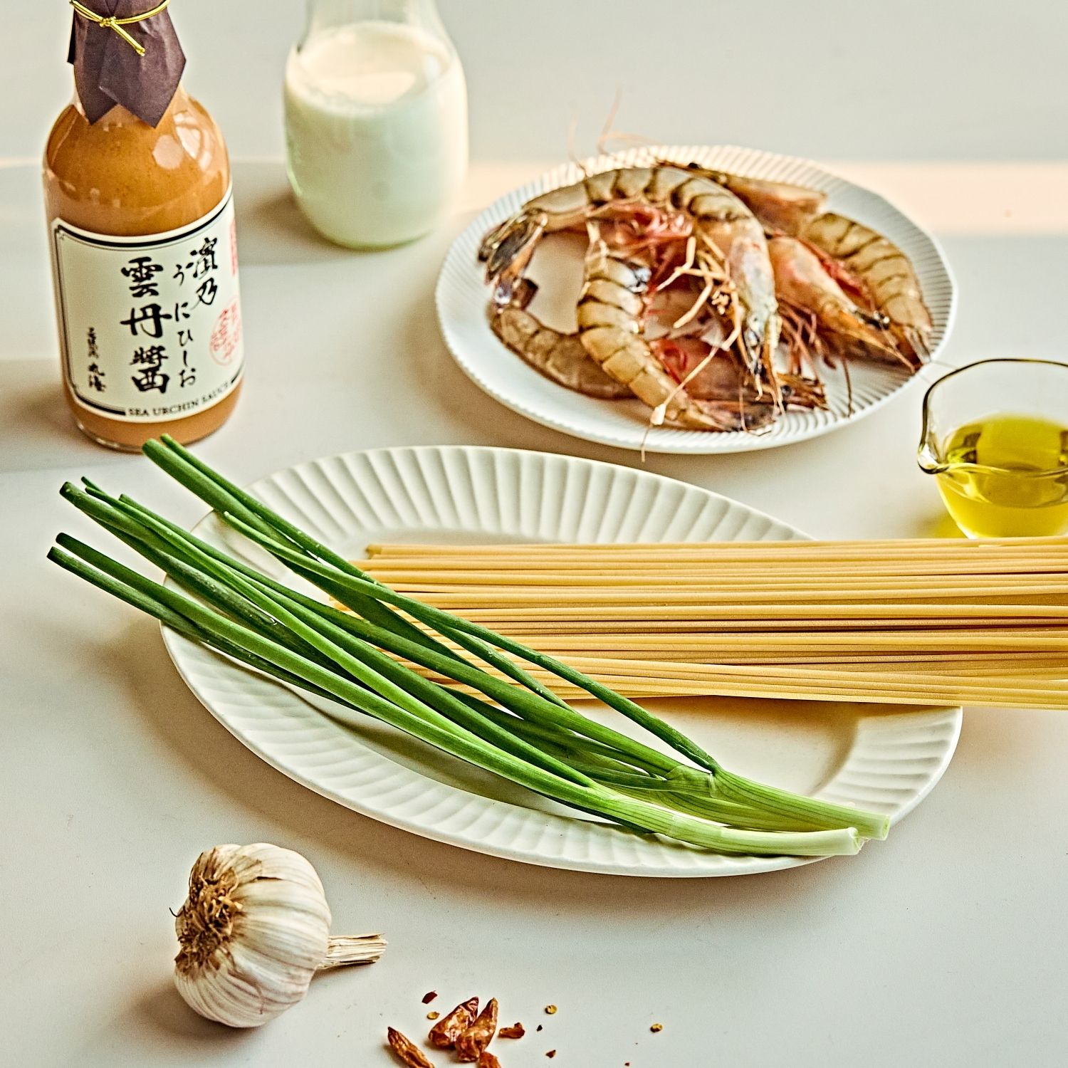 우니 크림 파스타 을 위한 재료 이미지로 링귀니면,대하,마늘,쪽파,올리브오일 등으로 구성 되어있습니다.