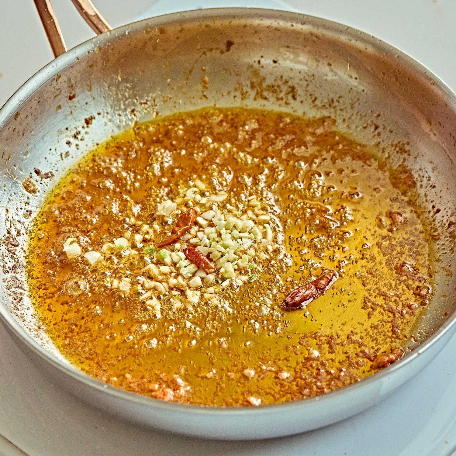 새우머리와 쪽파를 건져내고 마늘과 페퍼론치노, 후추를 넣어 약불에서 천천히 볶아 향을 내주세요.