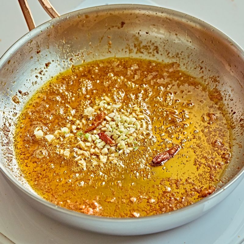 새우머리와 쪽파를 건져내고 마늘과 페퍼론치노, 후추를 넣어 약불에서 천천히 볶아 향을 내주세요.