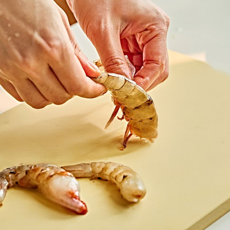 새우는 머리와 껍질, 내장은 제거하고 새우살은 먹기 좋게 썰어주세요.