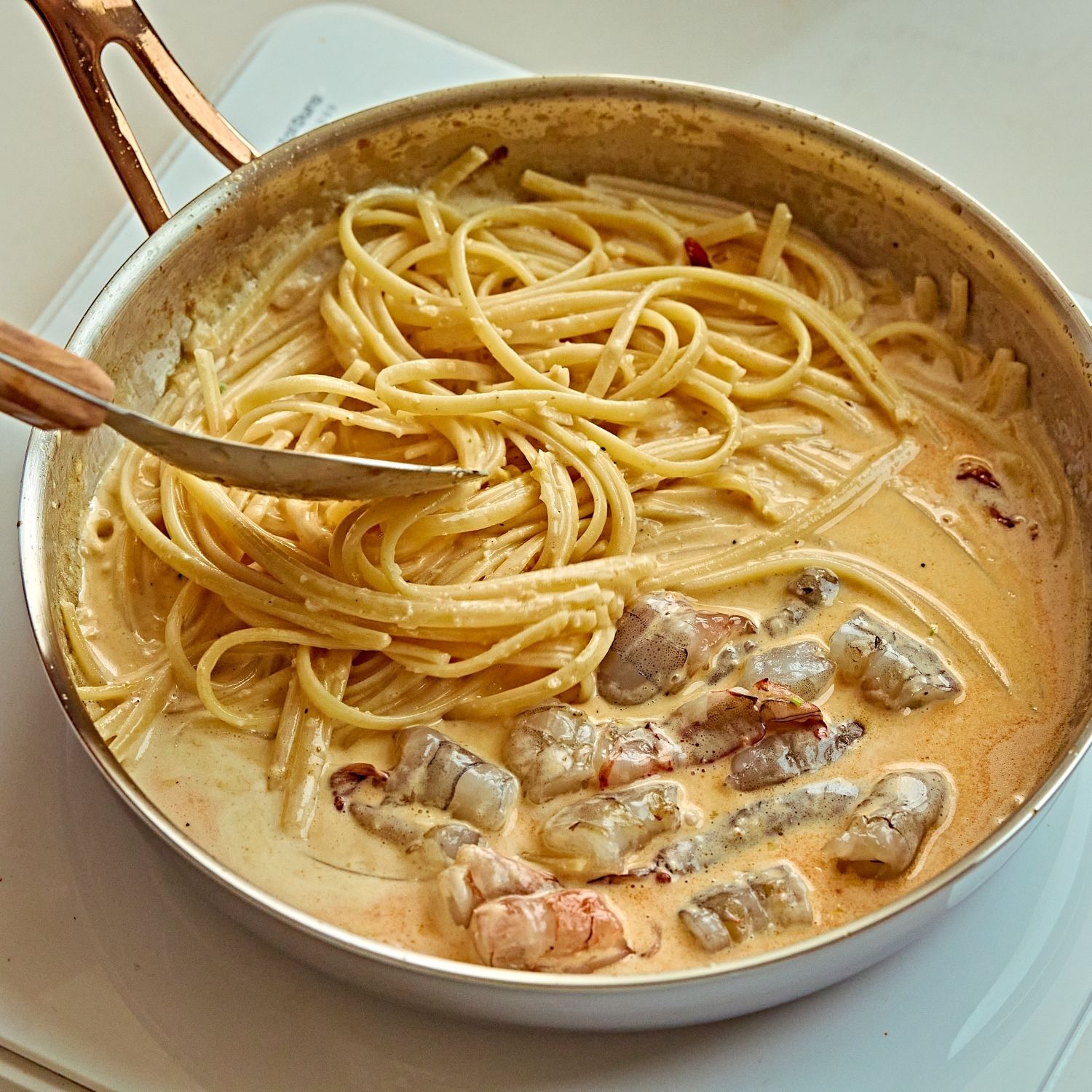 삶은 면과 손질한 새우를 넣고 빠르게 섞어 만테까레를 해 주세요.
(tip.'만테까레(Mantecare)'는 이탈리아어로 파스타나 릿소통에서 물과 기름(올리브 오일 등)을 파스타 면의 전분과 함께 섞어 크리미하고 녹진한 소스를 만드는 유화 과정을 말해요)