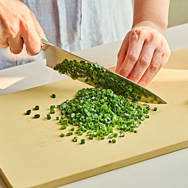 쪽파는 흰부분을 10cm 정도 자르고 초록색 잎 부분은 송송 썰어주세요. 마늘은 굵게 다져 준비해 주세요.