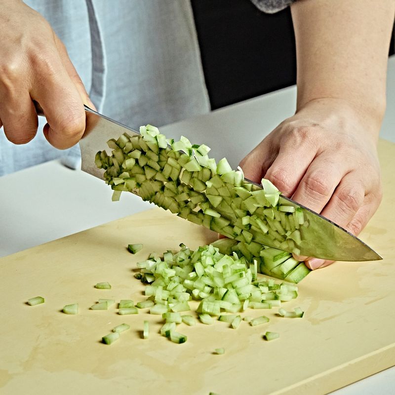 오이와 당근은 잘게 다지고 소금 1작은술을 넣고 5분 정도 두었다가 물에 헹궈 물기를 짜주세요.