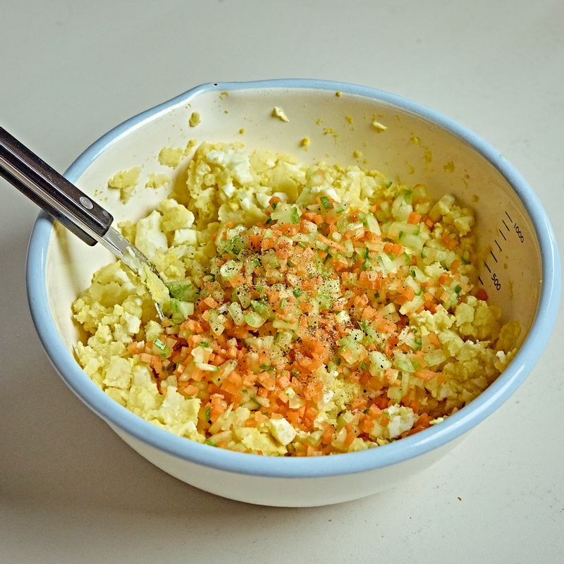 으깬 감자에 절인 오이, 당근을 넣고 다진 생강, 마요네즈, 후추를 더해 섞어주세요.