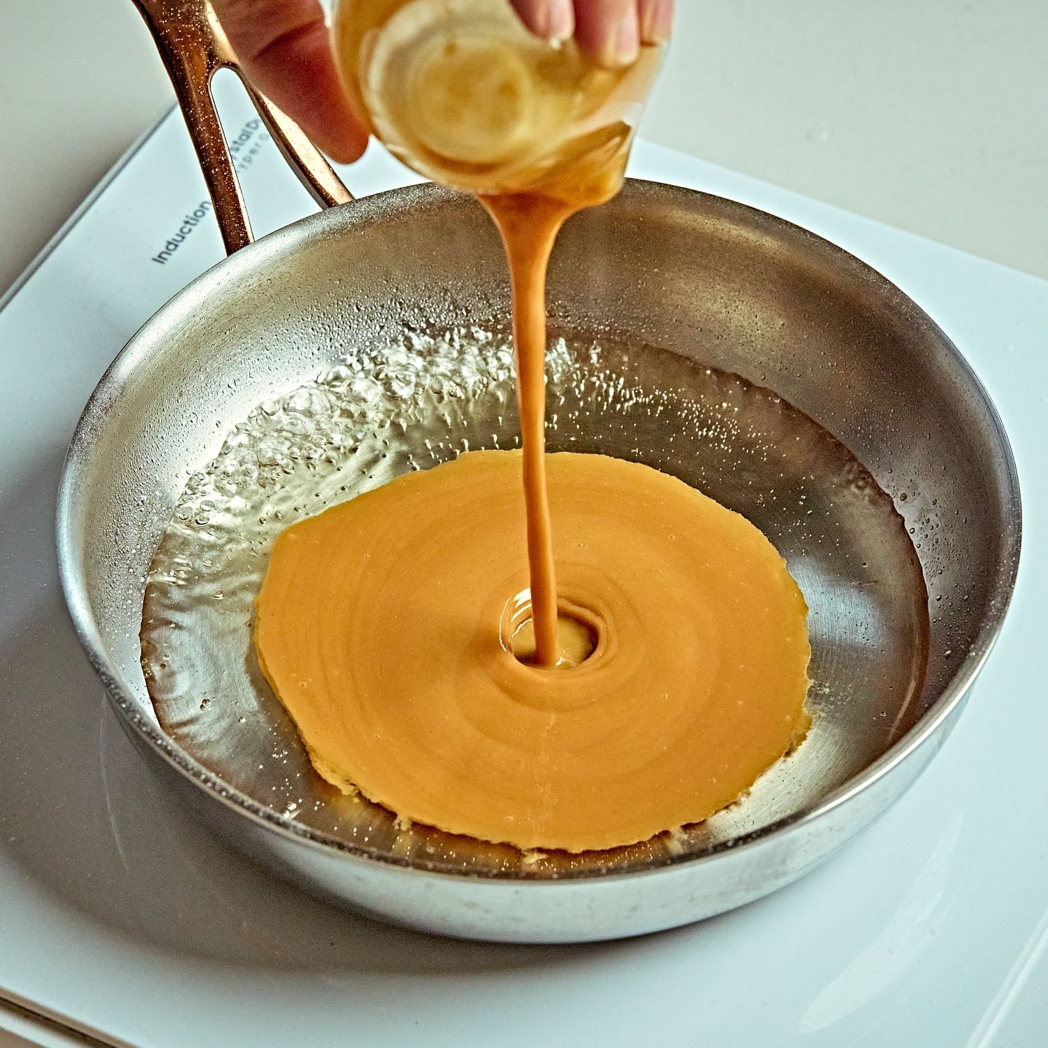 미림과 청주를 넣고 끓인 후 우니간장과 생강, 설탕을 넣고 1~2분 끓여주세요.